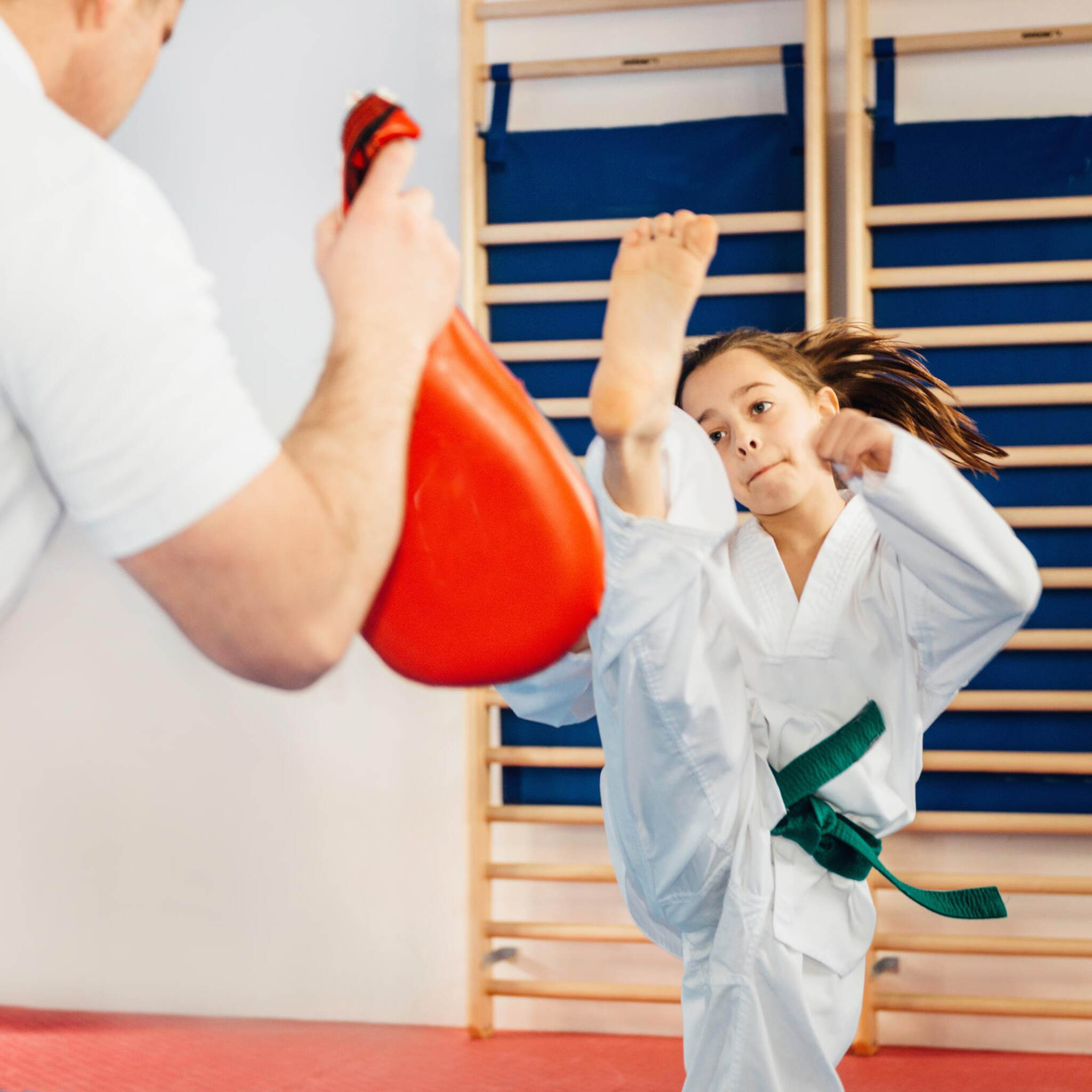 dziewczyna-trenujaca-taekwondo_Easy-Resize.com
